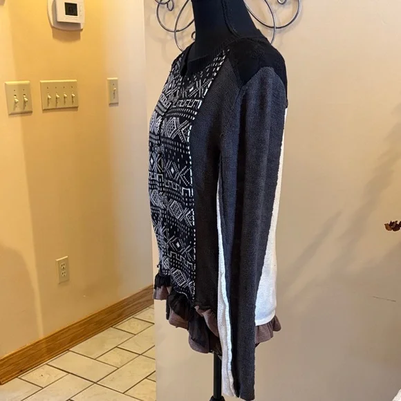 Gimmicks by BKE Black and White Patterned Cardigan with Black Lace Accents - Picture 6 of 14